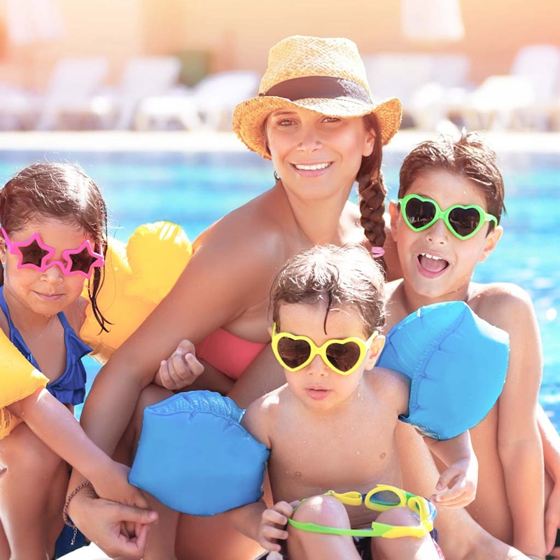 Madre e hijos en alberca